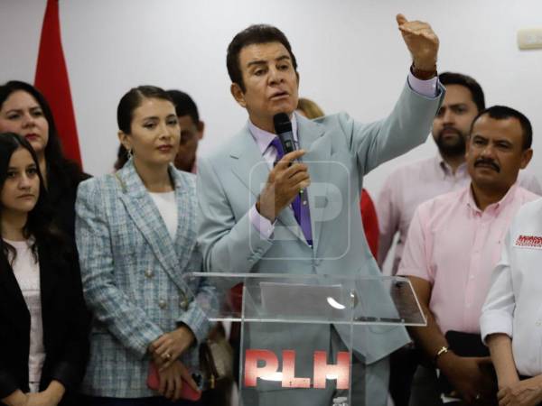 Nasralla durante una conferencia de prensa en la sede del Partido Liberal.