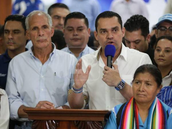 Zambrano discursa en un acto oficial del Partido Nacional junto a Nasry Asfura, electo presidente del país.