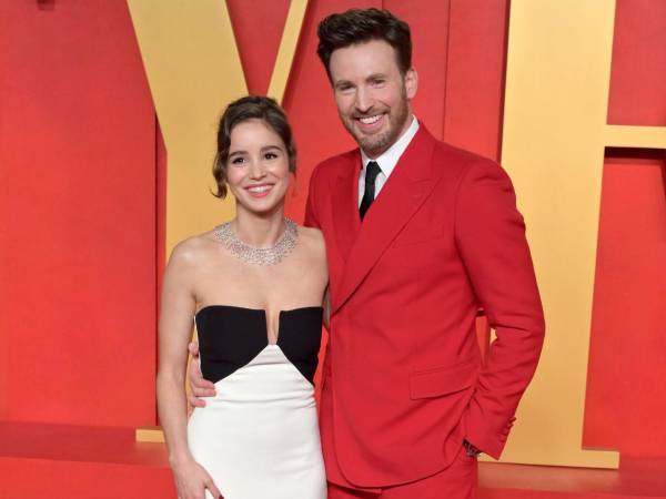 Alba Baptista y Chris Evans en una fotografía de archivo. Tomada el 10 de marzo de 2024, en la 30ª Fiesta de los Oscar de Vanity Fair.