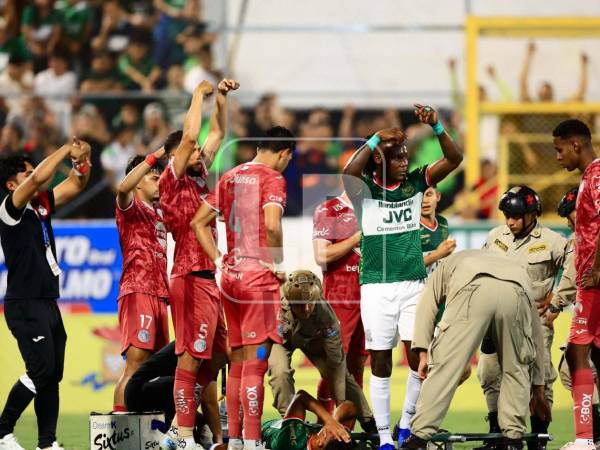 Los jugadores pidieron el cambio de Alexy Vega tras caer sobre el terreno de juego.
