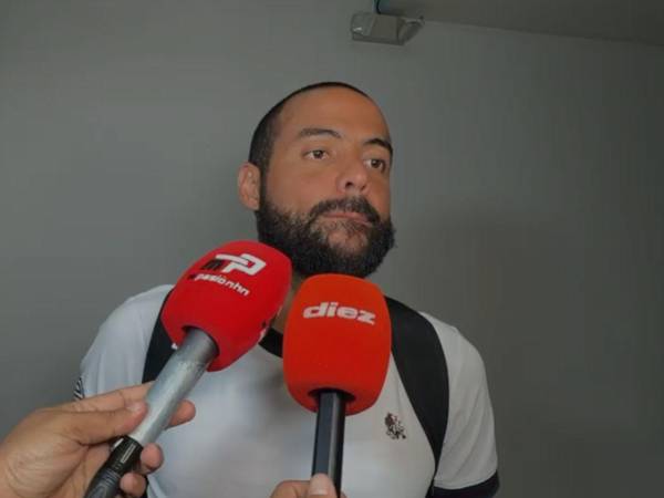 Edrick Menjívar bromea sobre la polémica jugada entre Chirinos y José García