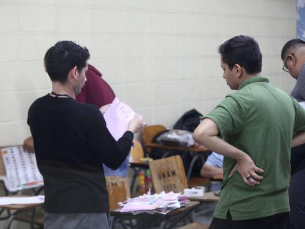 Miembros de la Junta Receptora de Votos (JRV) realizan el conteo de votos.