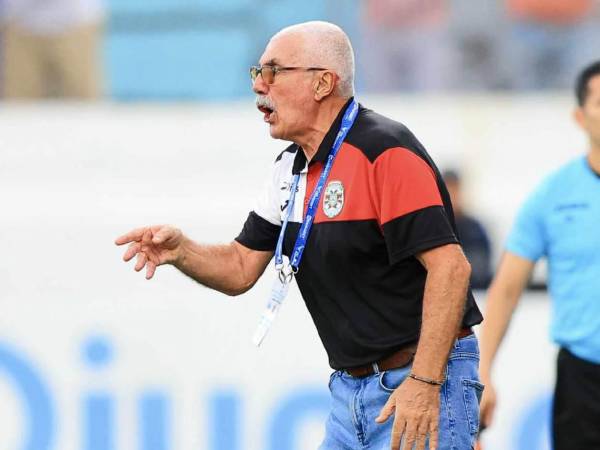 Manuel Keosseián, entrenador de Marathón, durante la derrota ante Olimpia en el Morazán.