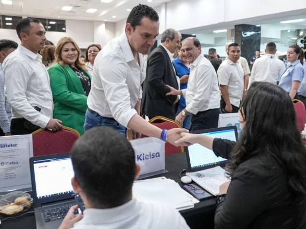 El presidente del Congreso Nacional, Tomás Zambrano, visita la feria de empleo en San Pedro Sula.