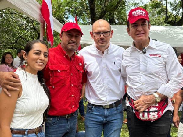 Nelson Bueso )de rojo) se recupera de un atentado que sufrió el martes 26 de agosto en Azacualpa, Santa Bárbara.