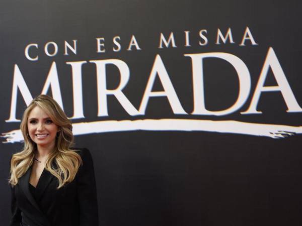 “Creo que hay que quitarse ya esos estereotipos de que una mujer de 50 años o una mujer adulta no tenga la capacidad de enamorarse, yo creo que una mujer en esta época tiene el derecho de ser libre, de salir con quien quiera, de mostrar su cuerpo y, sobre todo, tiene la libertad de ser feliz”, sentenció la actriz Angélica Rivera.