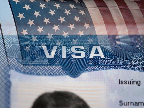 Las visas H-1B podrían enfrentar una nueva tarifa de más de 100.000 dólares bajo una propuesta del Gobierno de Donald Trump.
