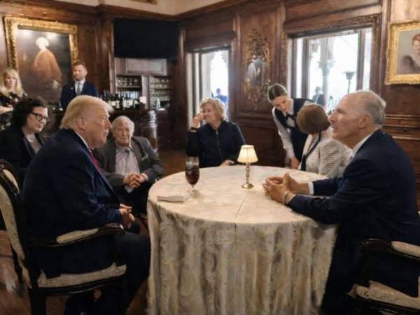 El presidente Donald Trump recibió al mandatario hondureño Nasry Asfura en su residencia en Mar-a-Lago en Florida, Estados Unidos, el sábado 7 de febrero.