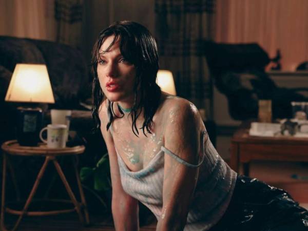 Taylor Swift lanzó este viernes su nuevo video, Opalite, en el que se rodea de un amplio elenco de rostros conocidos, entre ellos Domhall Gleeson, Cillian Murphy, Jodie Turner-Smith y Greta Lee, quienes protagonizan junto a la cantante una historia ambientada en una estética claramente inspirada en los años ochenta.