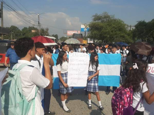 Después del plantón realizado por estudiantes, padres de familia y docentes, en el que denunciaron que reciben clases sentados en el suelo, finalmente obtuvieron una respuesta positiva.