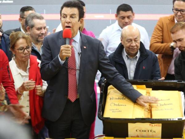 Salvador Nasralla presentó las copias de las actas que, según él, lo acreditan como ganador de las elecciones.