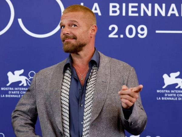 Ricky Martin habla de su nueva película 'Hombre al agua' en la Mostra de Venecia.