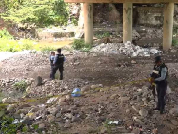 Agentes policiales acordonaron la escena del hallazgo del cadáver.