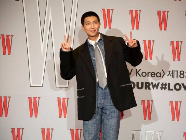 El líder de la banda surcoreana de K-pop BTS, RM, actuará este sábado enyesado y con movilidad reducida, tras lesionarse durante un ensayo el jueves. La presentación marcará el regreso del grupo a los escenarios después de cuatro años de pausa por el servicio militar obligatorio de sus integrantes.