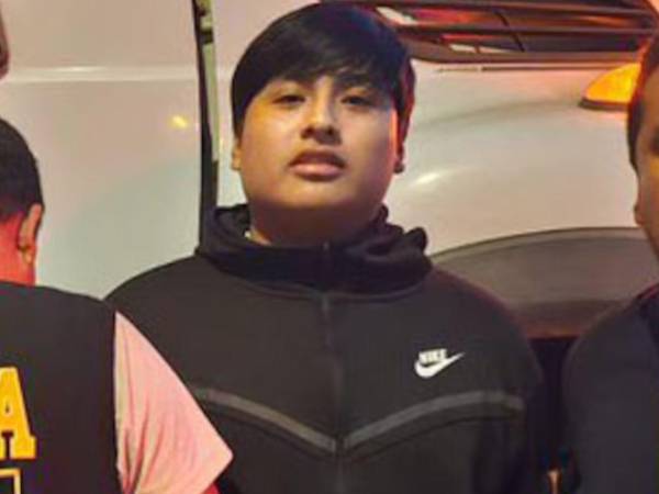 Nueve detenidos, tres jóvenes sin vida y un nombre que se repite como el centro de todo: Tony Janzen Valverde Victoriano, alias “Pequeño J”, señalado como el autor intelectual del triple crimen que conmociona al mundo.