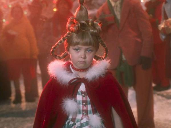 Veinticinco años después de su paso por la gran pantalla, Taylor Momsen regresó simbólicamente al universo de El Grinch al enfundarse nuevamente el icónico vestido de Cindy Lou Who, el mismo que usó cuando tenía apenas seis años.
