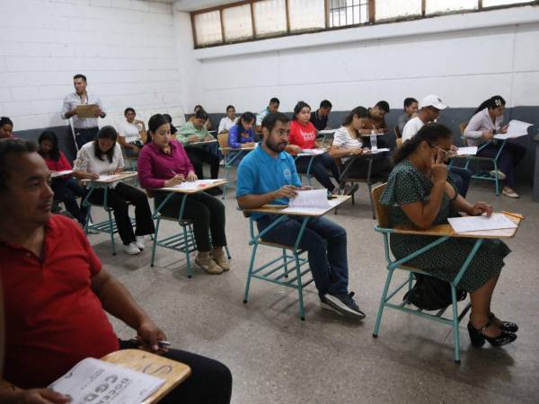 Maestros se someten a exámenes en el instituto central Vicente Cáceres el pasado 8 de septiembre.