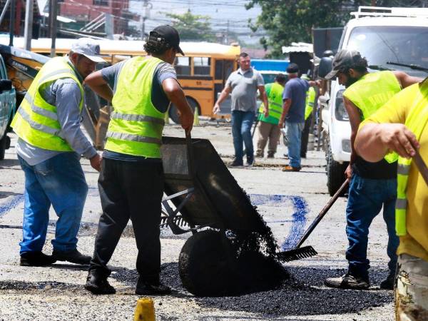 Así avanzan los trabajos de bacheo en la segunda calle, entre 2 y 3 avenidas, del barrio El Centro de San Pedro Sula.