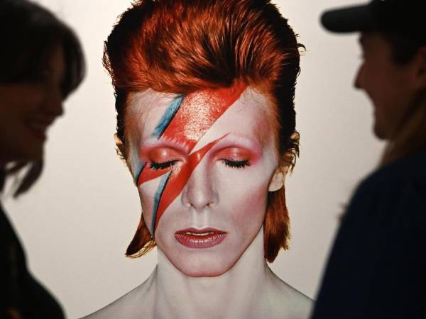 Imagen de archivo de la portada del icónico álbum 'Aladdin Sane' de David Bowie en la exposición por los 50 años del disco.