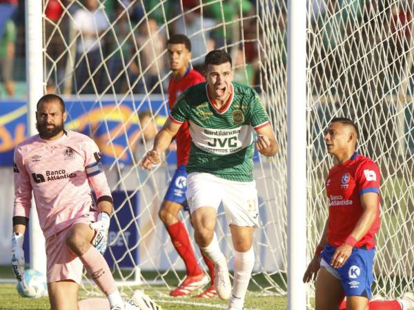 Nicolás Messiniti celebrando su gol ante el Olimpia en la final de ida del Torneo Apertura 2025 de Liga Nacional.