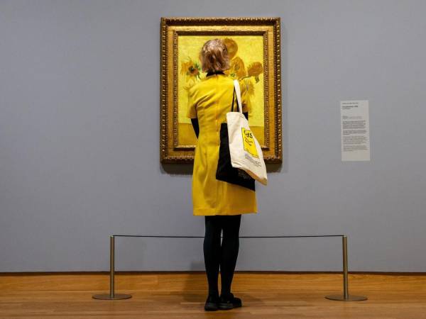 Una persona observa un cuadro del artista holandés Van Gogh en la exposición Amarillo. Más allá del color de Van Gogh en el Museo Van Gogh de Ámsterdam, Países Bajos.
