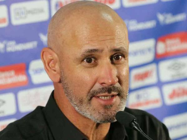 Eduardo Espinel en conferencia de prensa luego de eliminar a Motagua en las triangulares del Grupo A.