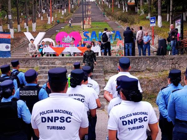 Momento del lanzamiento de la campaña de verano y prevención 2026 en el parque El Cerrito en Santa Rosa de Copán.