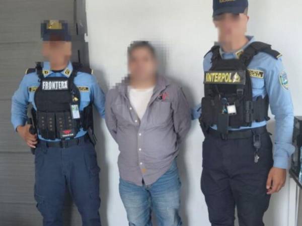 Autoridades capturan a hondureño con orden judicial al ser deportado desde Estados Unidos.