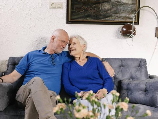 Irene Mekel y su hijo Melchior. Él le preguntó recientemente si consideraría ir a un asilo de ancianos. Ella se negó. (Melissa Schriek para The New York Times)