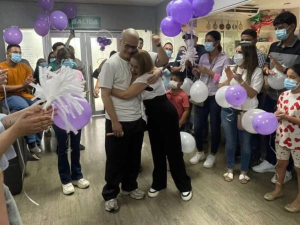 Faco Rivera, conocido como Faco Sports, estuvo como invitado en el pódcast Senosocurre, donde conversó con las panelistas sobre el proceso vivido con el cáncer, así como la promesa que hizo a Dios con el acompañamiento espiritual del pastor German Ponce, de la Iglesia de Cristo Ebenezer.