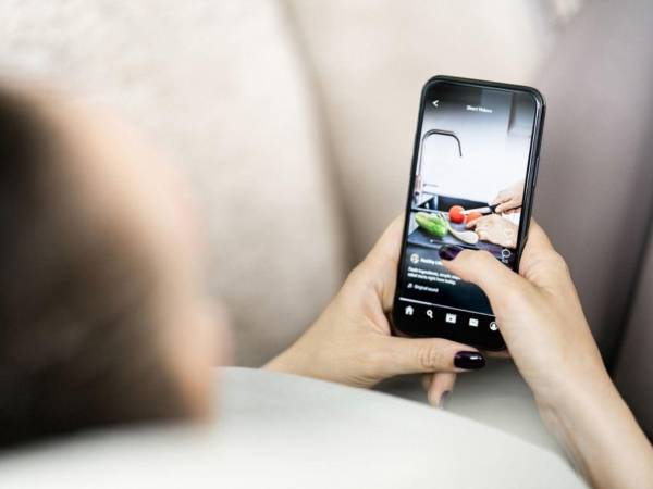 La industria audiovisual atraviesa una nueva transformación con el crecimiento de los microdramas, producciones concebidas principalmente en formato vertical y con episodios de apenas unos minutos. El fenómeno, que nació en China y se expandió con fuerza durante la pandemia, plantea nuevas formas de producción, consumo y narración pensadas especialmente para las pantallas de los teléfonos.