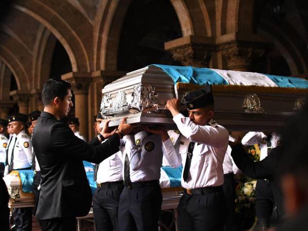 Integrantes de la Policía de Guatemala participan en las honras fúnebres por los nueve agentes asesinados por pandilleros de Barrio 18 en Ciudad de Guatemala, Guatemala.