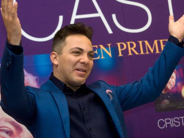 Cristian Castro concluyó sus estudios de preparatoria después de más de dos años y medio de esfuerzo académico.