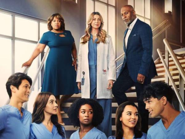 James Pickens Jr. (en traje azul) ha interpretado al Dr. Richard Webber durante las 22 temporadas de “Grey’s Anatomy”