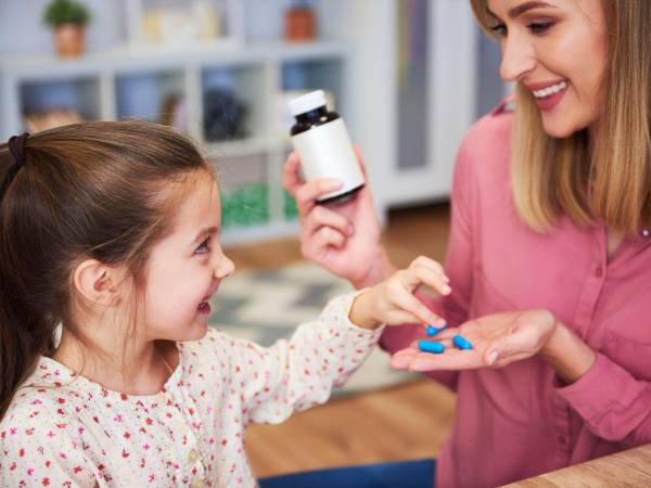 La evidencia disponible respalda precisamente un abordaje integral: intervención conductual, participación de los padres, colaboración con la escuela y, cuando está indicado por profesionales, tratamiento farmacológico.