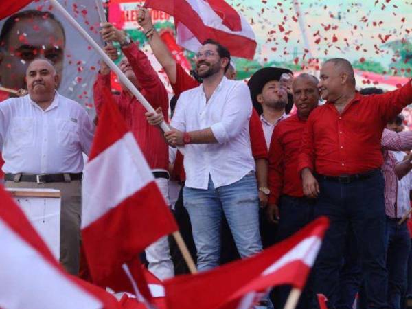 Uno de los dos precandidatos presidenciales por el Partido Liberal, Jorge Cálix, en uno de sus eventos políticos.