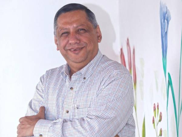 El periodismo hondureño y el ámbito académico atraviesan un momento de profundo dolor tras confirmarse el fallecimiento del reconocido periodista y docente René Orlando Gavarrete, ocurrido la mañana de este martes 10 de febrero. Su repentina partida ha generado conmoción entre colegas, estudiantes y exalumnos que lo recuerdan como un profesional íntegro y un maestro ejemplar.