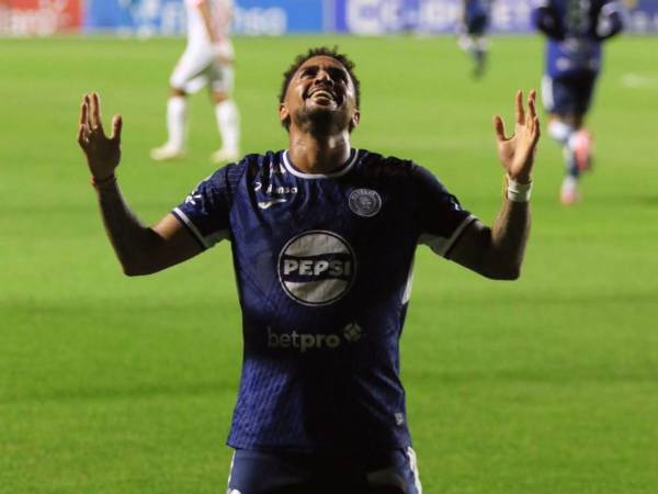 Rodrigo de Olivera celebrando su gol con Motagua ante el Olimpia.