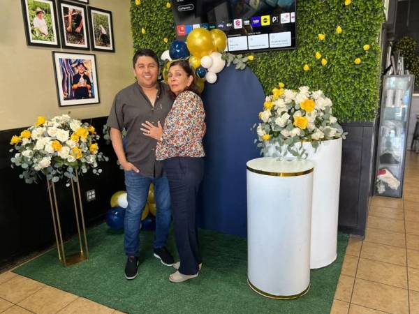 Martín Ortiz junto a su madre, Esther Hayes Ruiz, durante la celebración de su cumpleaños en Los Ángeles, donde también realizó una colecta de juguetes para los niños de su natal Macuelizo, Santa Bárbara.