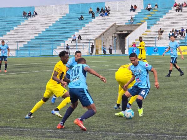 Jugadore del Real España y Génesis PN disoutando el balon.