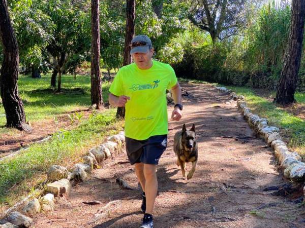Fotografía de archivo muestra a Juan Orlando Hernández corriendo en una zona del país cuando fungía como presidente de Honduras.