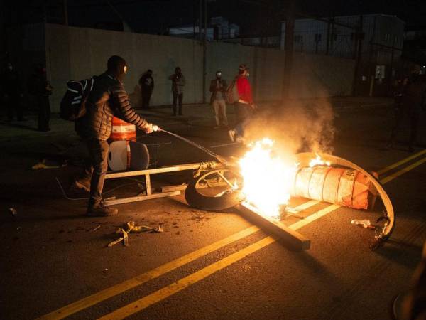 Decretan toque de queda en Newark tras disturbios frente centro de detención de migrantes.