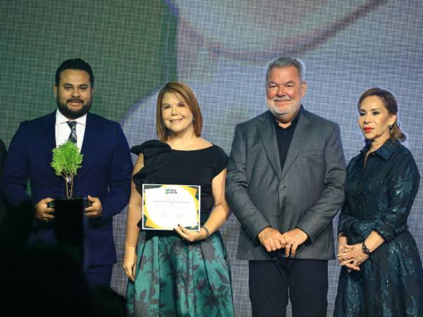 Las empresas reconocidas recibieron su Premio Sello Verde de la mano del alcalde sampedrano Roberto Contreras, quien estuvo acompañado por su esposa Zoila de Contreras.