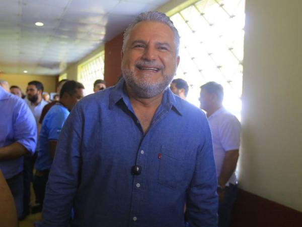El candidato a alcalde en San Pedro Sula por el Partido Nacional (PN), Junior Burbara, ejerció su derecho al sufragio con la confianza de obtener la victoria.