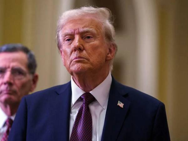 Trump afirma que el estrecho de Ormuz sigue abierto al comercio internacional.