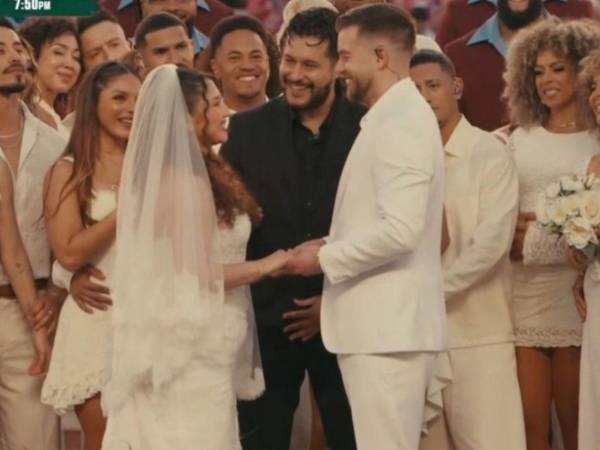 Captura de imagen del medio tiempo del Super Bowl donde se ve a la pareja contraer matrimonio.