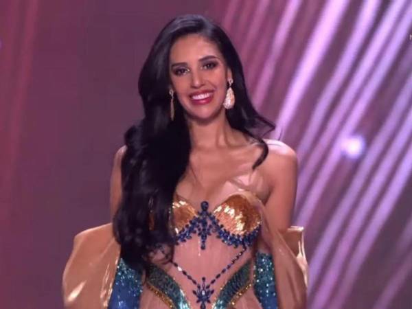Alejandra Fuentes, Miss Honduras Universo 2025, protagonizó uno de los momentos más elegantes de la preliminar en Tailandia al desfilar con un vestido que combinó lujo, técnica y simbolismo.