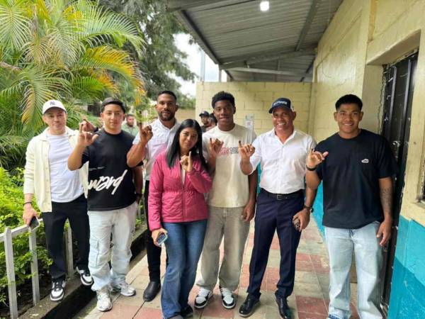 Dereck Moncada estuvo junto a su familia en las votaciones.