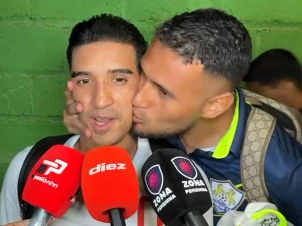 El tremendo beso de Alex López que sonrojó a Michaell Chirinos en plena entrevista.