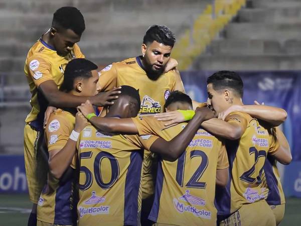 Los jugadores del CD Choloma celebrando el gol del triunfo contra los Lobos de la UPN.